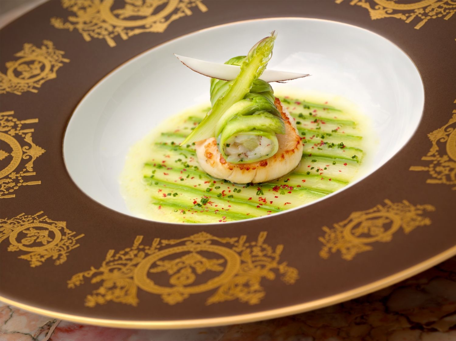 Noix de St Jacques rôties, bouillon de coco curry, huile de citron